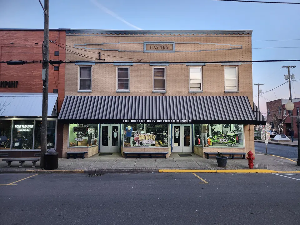 Los Serranos — roofing contractor